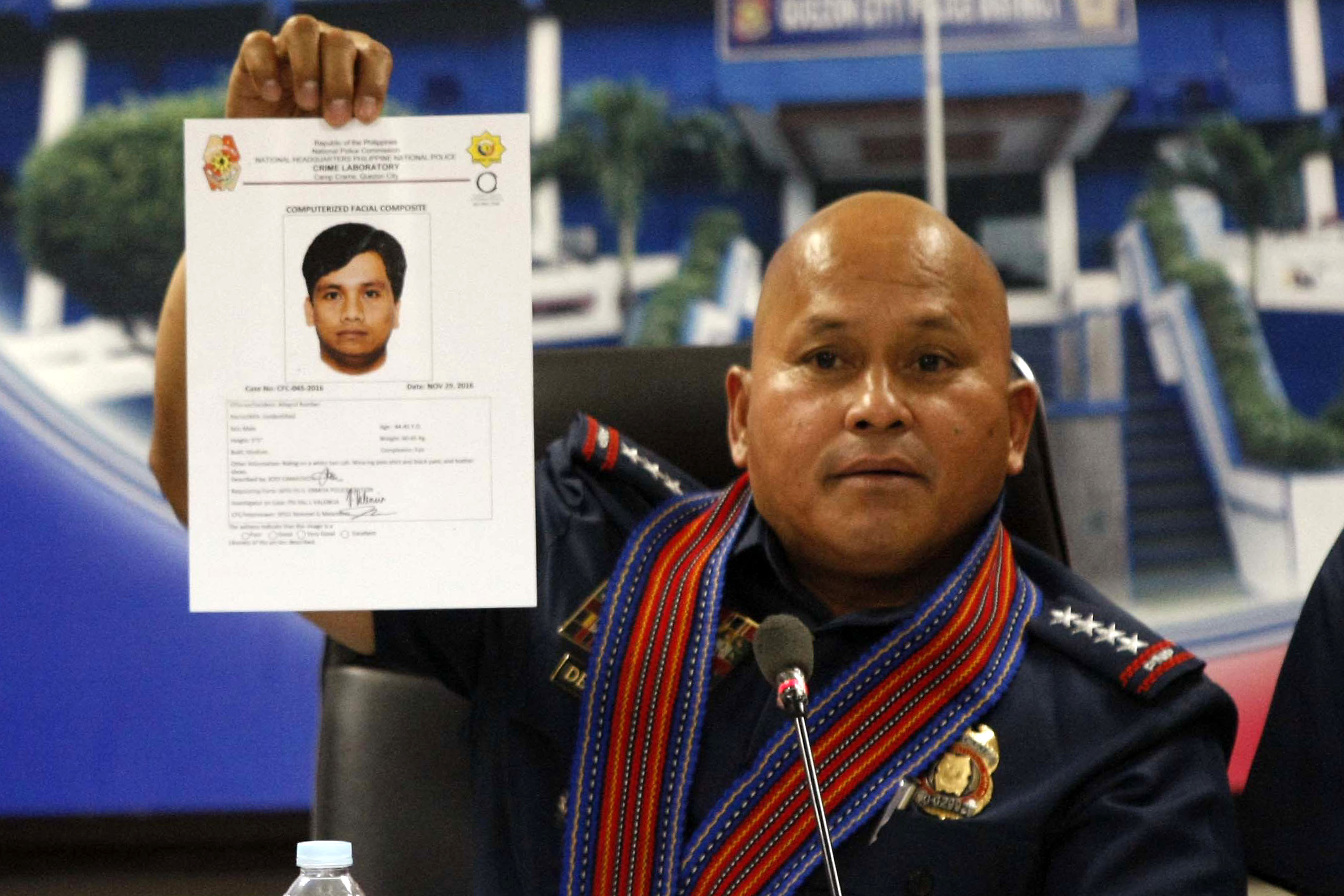 SUSPECT. PNP chief  Ronald dela Rosa shows a computerized sketch of the suspect who left an improvised explosive device near the US embassy on November 28, 2016. Photo by Ben Nabong/Rappler  