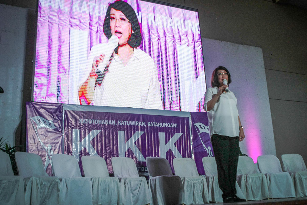 UNFAZED. Ousted chief justice Maria Lourdes Sereno speaks before an exuberant crowd at UP Diliman. Photo by Maria Tan/Rappler  