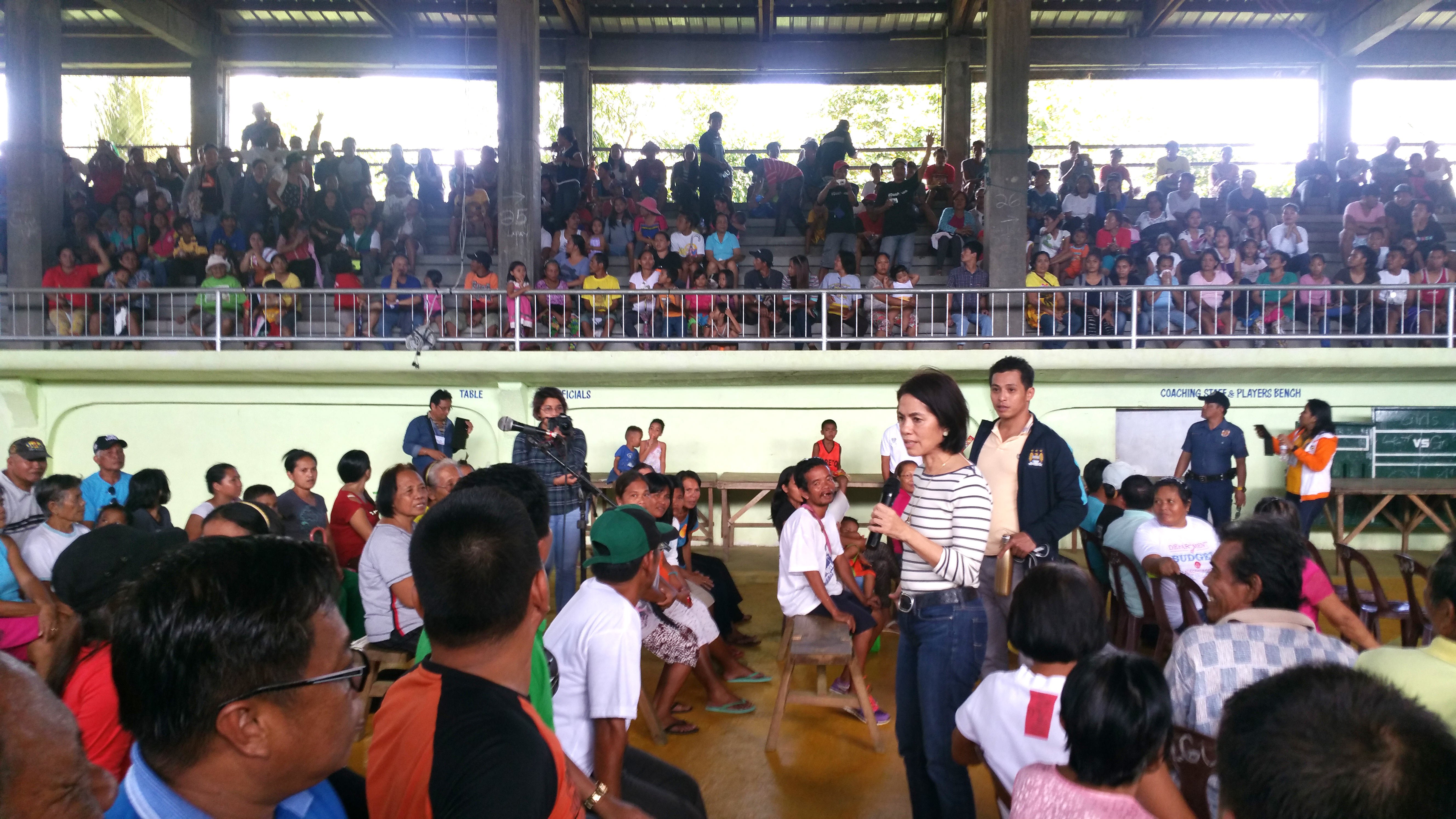 PLANNING. Environment Secretary Gina Lopez meets with affected miners in Loreto, Dinagat Islands, on February 25, 2017. File photo by Bobby Lagsa/Rappler 