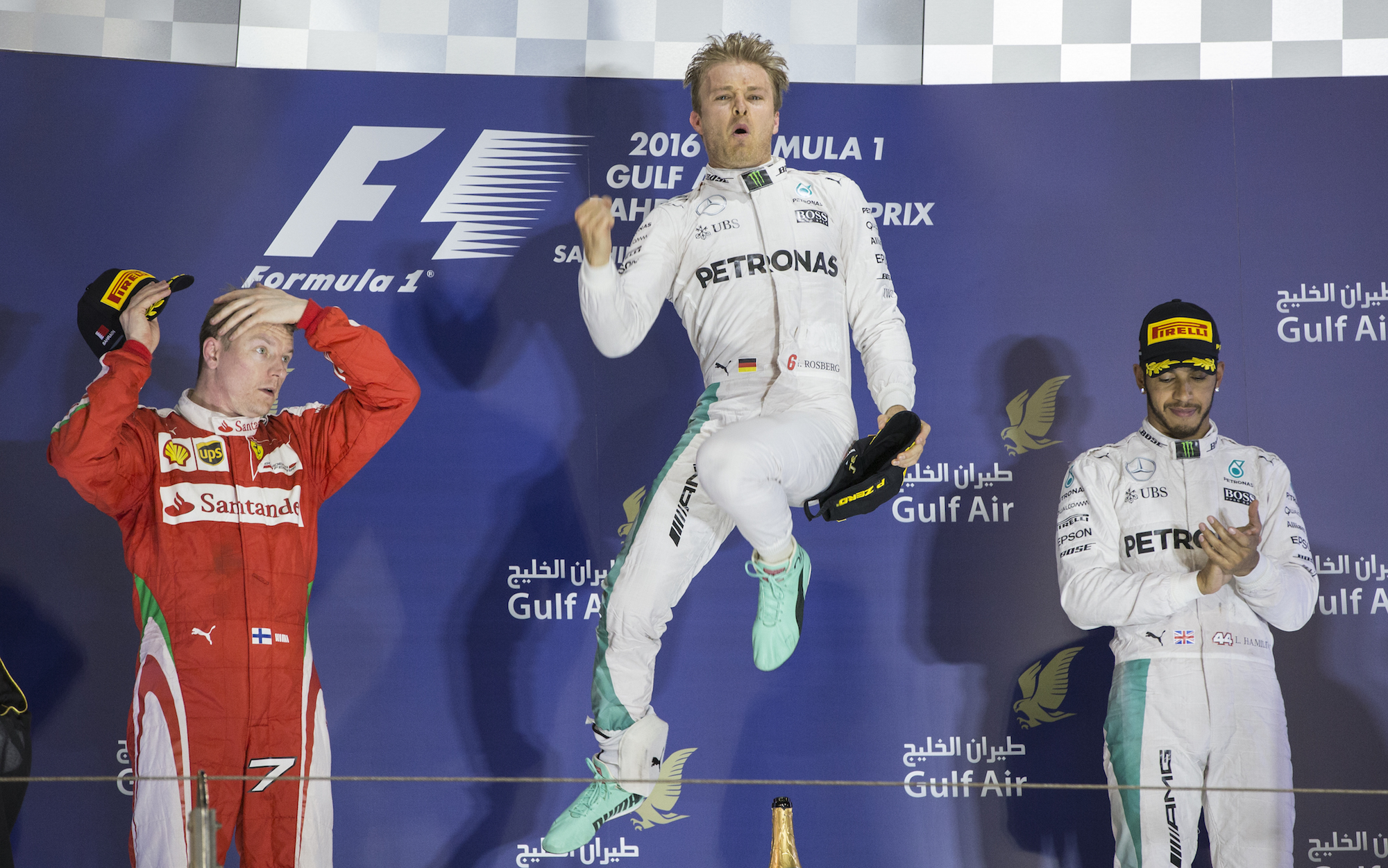 PODIUM. Nico Rosberg menjadi juara di GP Bahrain. Di posisi kedua ada Kimi Raikkonen, sedangkan posisi ketiga diperoleh Lewis Hamilton. Foto oleh Valdrin Xhemaj/EPA 