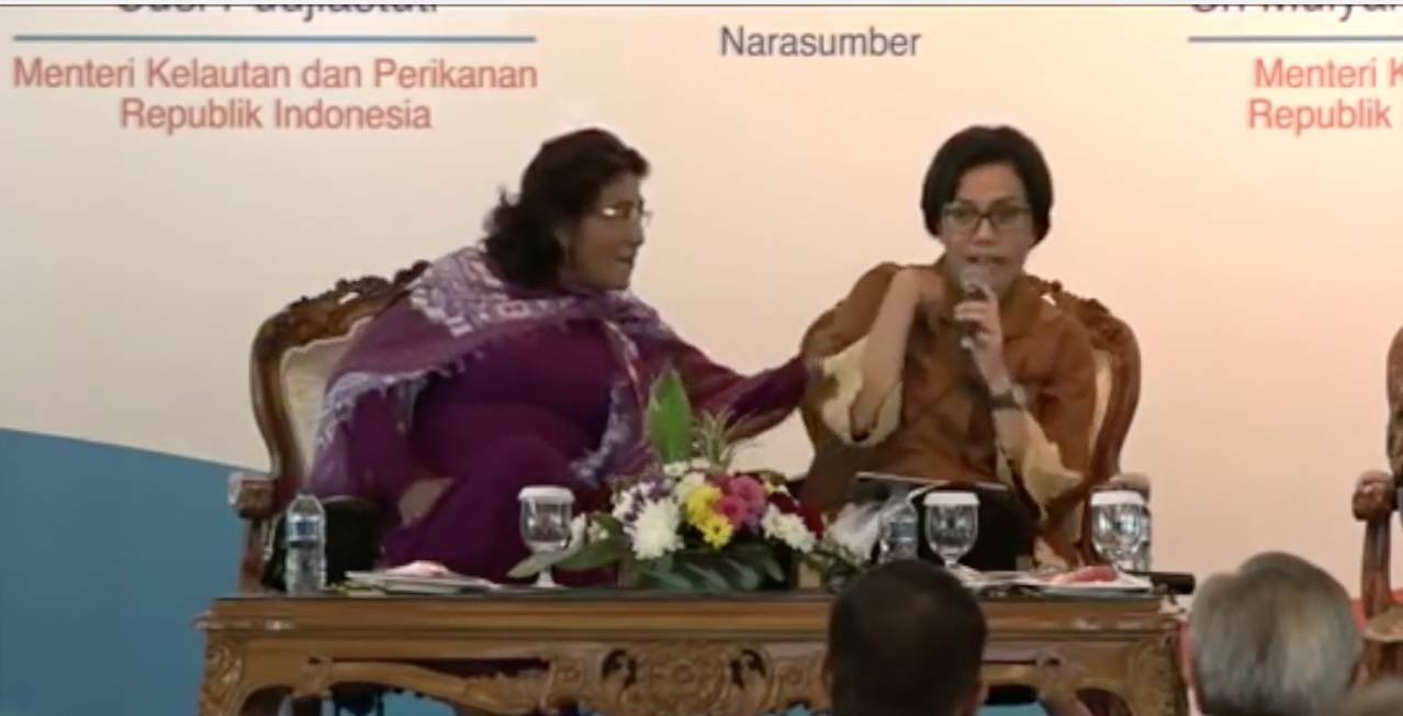 Viral Ketika Menteri Susi Pudjiastuti Mencubit Menkeu Sri Mulyani