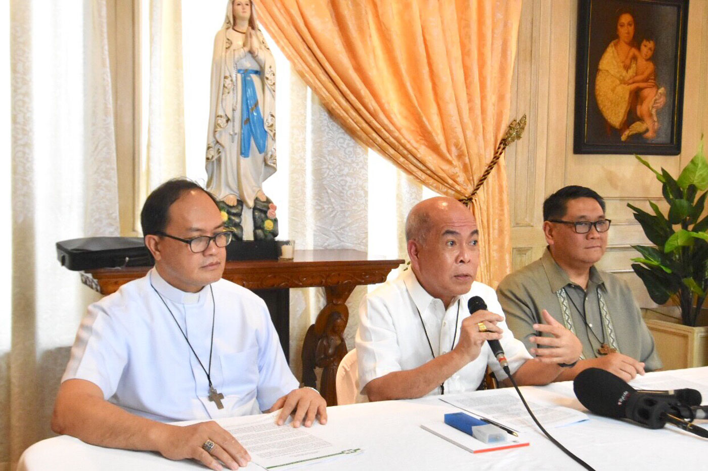 CATHOLIC LEADERS. CBCP president Davao Archbishop Romulo Valles (center) and CBCP vice president Caloocan Bishop Pablo Virgilio David (left) sit beside each other at a CBCP press conference on July 9, 2018. With them is another CBCP official, Pasig Bishop Mylo Hubert Vergara. Photo by Angie de Silva/Rappler  