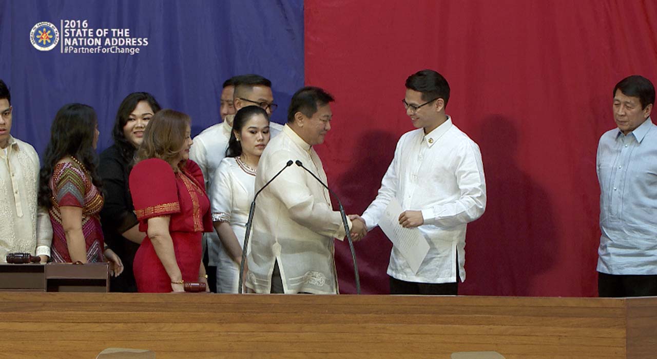FAMILY SUPPORT. Alvarez is watched by his wife Emelita and their children after he took his oath as Speaker. Screenshot by Rappler     
