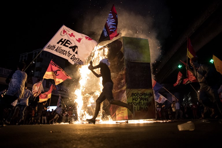 RIGHTS DAY PROTEST. Activists burn an effigy of President Rodrigo Duterte during a protest in Manila on December 10, 2017, as they commemorate the International Human Rights Day. Photo by Noel Celis/AFP 