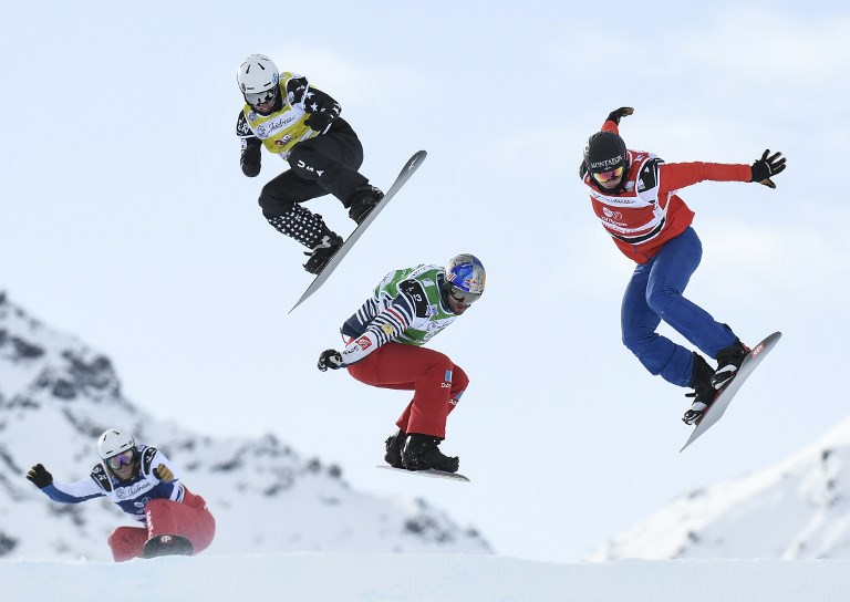 WORLD CUP. Italy's Fabio Corbi (L), Spain's Regino Hernandez (2nd L), US snowboarder Nate Holland (2nd R) and Australia's Alex Pullin (R) compete in the FIS Snowboard Cross Women World Cup on December 13, 2017 in Val Thorens, in the French Alps. Photo by Philippe Desmazes/AFP 
