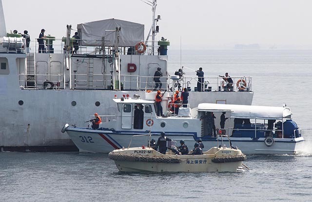 SAFETY AT SEA. Members of the Philippine Coast Guard and the Japanese Coast Guard 'arrest' 6 hijackers at Manila Bay in a joint maritime safety drill on May 6, 2015. Photo by Joel Leporada, Rappler 