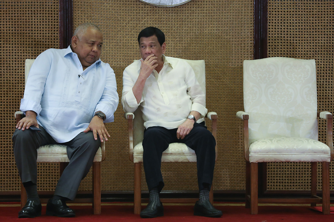 TRUSTED. President Rodrigo Duterte chats with Executive Secretary Salvador Medialdea on the sidelines of the 1st Anniversary of the Presidential Anti-Corruption Commission. Malacañang photo