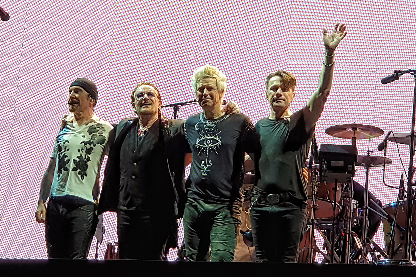 PHILIPPINE-BOUND. The Irish rockers wave to the crowd at their Singapore show. They are set to make their Philippine debut at the Philippine Arena on December 11. Photo by Rupert Ambil/Rappler 