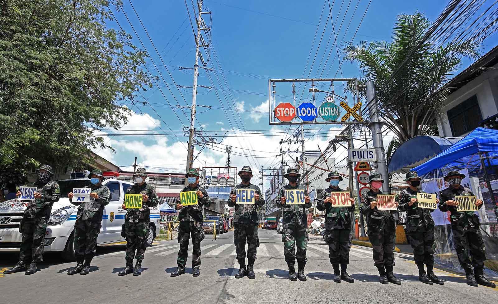 POLICE MESSAGE. Manila Police Station 4 officers remind residents of Sampaloc, Manila to stay and refrain from going out of their homes on March 19, 2020. Photo by Ben Nabong/Rappler 