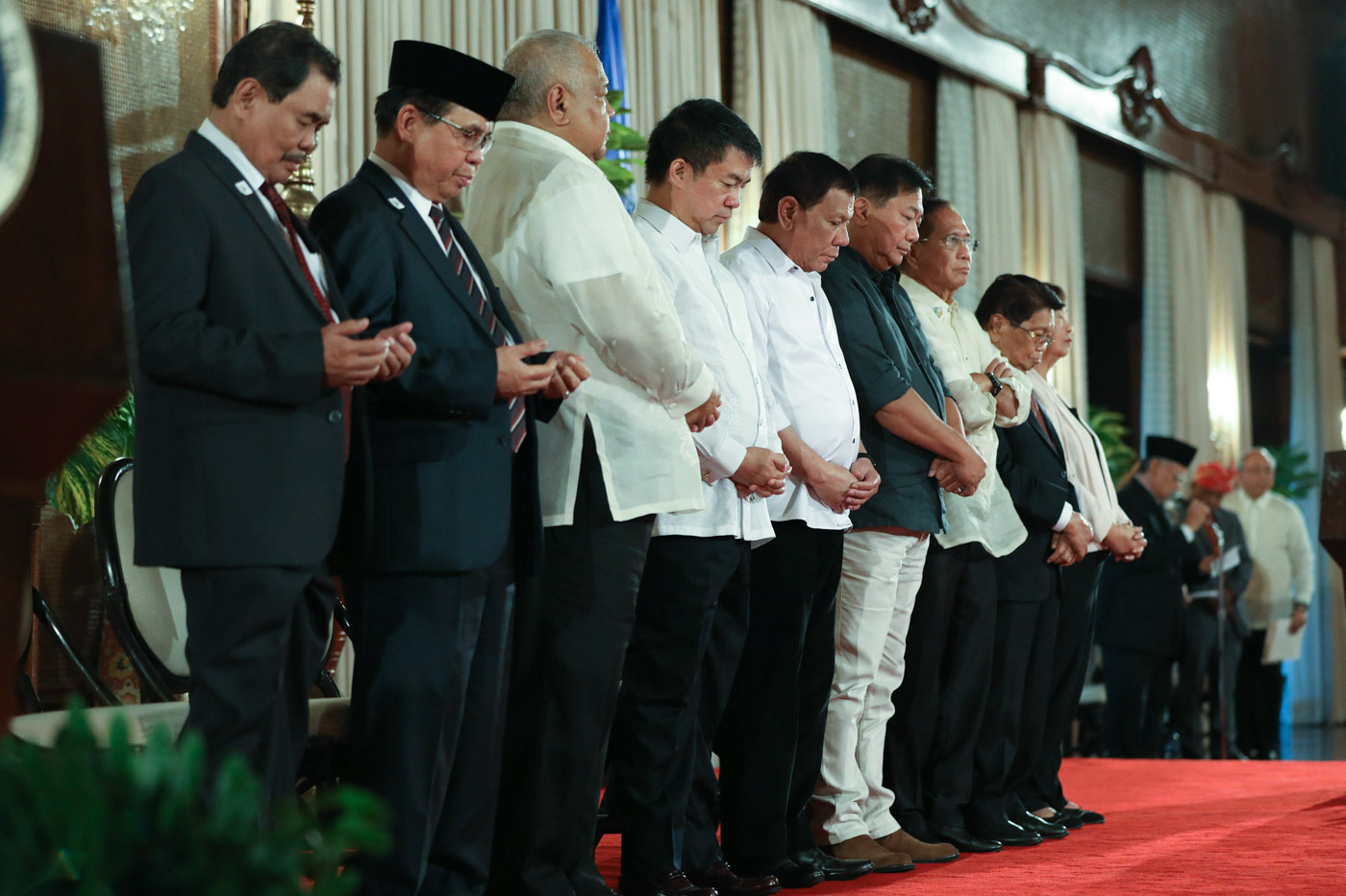 DUTERTE'S MEN. President Rodrigo Duterte (center, in white) is flanked by Senate President Aquilino Pimentel III and Speaker Pantaleon Alvarez at Malacañang on July 17. Photo from Malacañang 