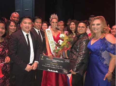 SUPPORT. The Philippines' bet Cynthia Thomalla is shown with the Filipino community in Egypt along with Miss World Philippines General manager Bessie Besana, national director Arnold Vegafria, and Miss Eco International chairperson Amaal Rezk  after coronation night. Screenshot from Instagram/@arnold_vegafria 