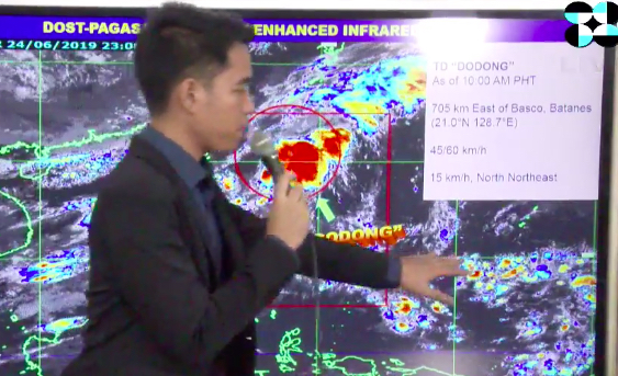 MONITORING. PAGASA Weather Specialist Benison Estareja points to a cloud cluster east of Mindanao, in a press briefing on June 26, 2019. Screenshot from PAGASA video 
