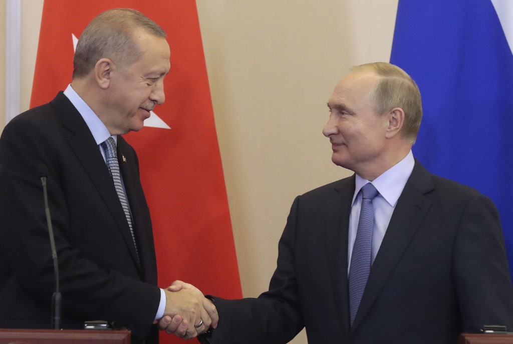 SHAKE ON IT. Russian President Vladimir Putin(R) and his Turkish counterpart Recep Tayyip Erdogan shake hands during a joint press conference following their talks in the Black Sea resort of Sochi on October 22, 2019. Photo by Sergei Chirikov/AFP 