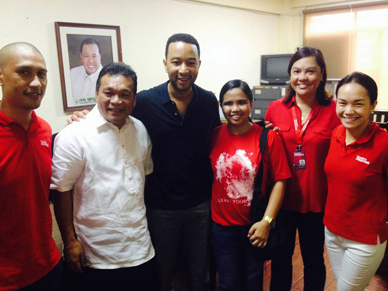 MEETING JOHN LEGEND. From Left to Right: Director for Marketing and Events, Jerome Intia, Highway Hills Integrated School Principal Romeo Bandal, John Legend, Leadership Development Officer Valerie Garde, Director for Programming and Training, Monette Santos, Chief Strategic Resources Officer, Patricia Feria. All photos courtesy of Teach for the Philippines