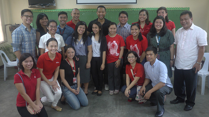 John Legend after the group discussion with representatives of the Teach for the Philippines inclusive of Fellows from Highway Hills Integrated School (Mandaluyong City), Nueve de Pebrero Elementary School (Mandaluyong City), Commonwealth Elementary School (Quezon City), staff from Teach for the Philippines Headquarters and Highway Hills Integrated School Principal Mr. Romeo Bandal (far right)
