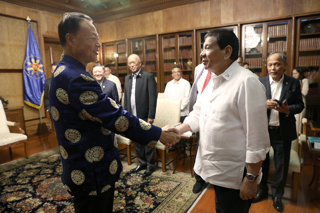 'BENEFIT OF THE DOUBT.' President Rodrigo Duterte shakes hands with Chinese Ambassador Zhao Jianhua during a meeting in Malacañang in 2018. Malacañang file photo 