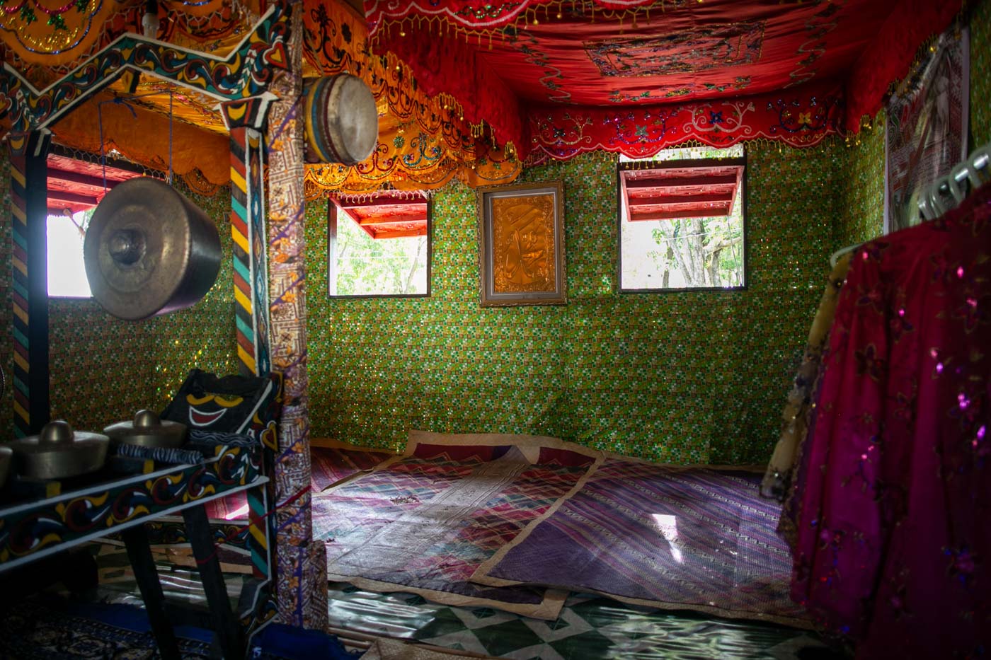 The colorful woven mats of the Samas are in full display inside their tribal house where guests can sit or even lie down. 