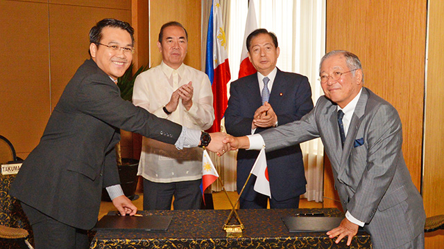 COOPERATION. Bases Conversion and Development Authority president and CEO Arnel Paciano Casanova (left) and Japan Overseas Infrastructure Investment Corporation for Transport and Urban Development (JOIN) president and CEO Takuma Hatano (right) seal the deal with a handshake after the signing of the Memorandum of Cooperation that will develop and build Clark Green City. Photo from BCDA 
 
