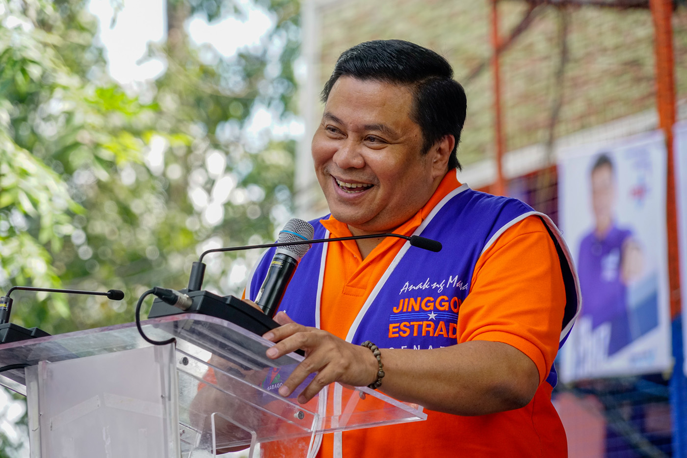 HAUNTED BY CONTROVERSY. Jinggoy Estrada mentions the pork barrel scam in his Malabon campaign speech. Photo by Maria Tan/Rappler 