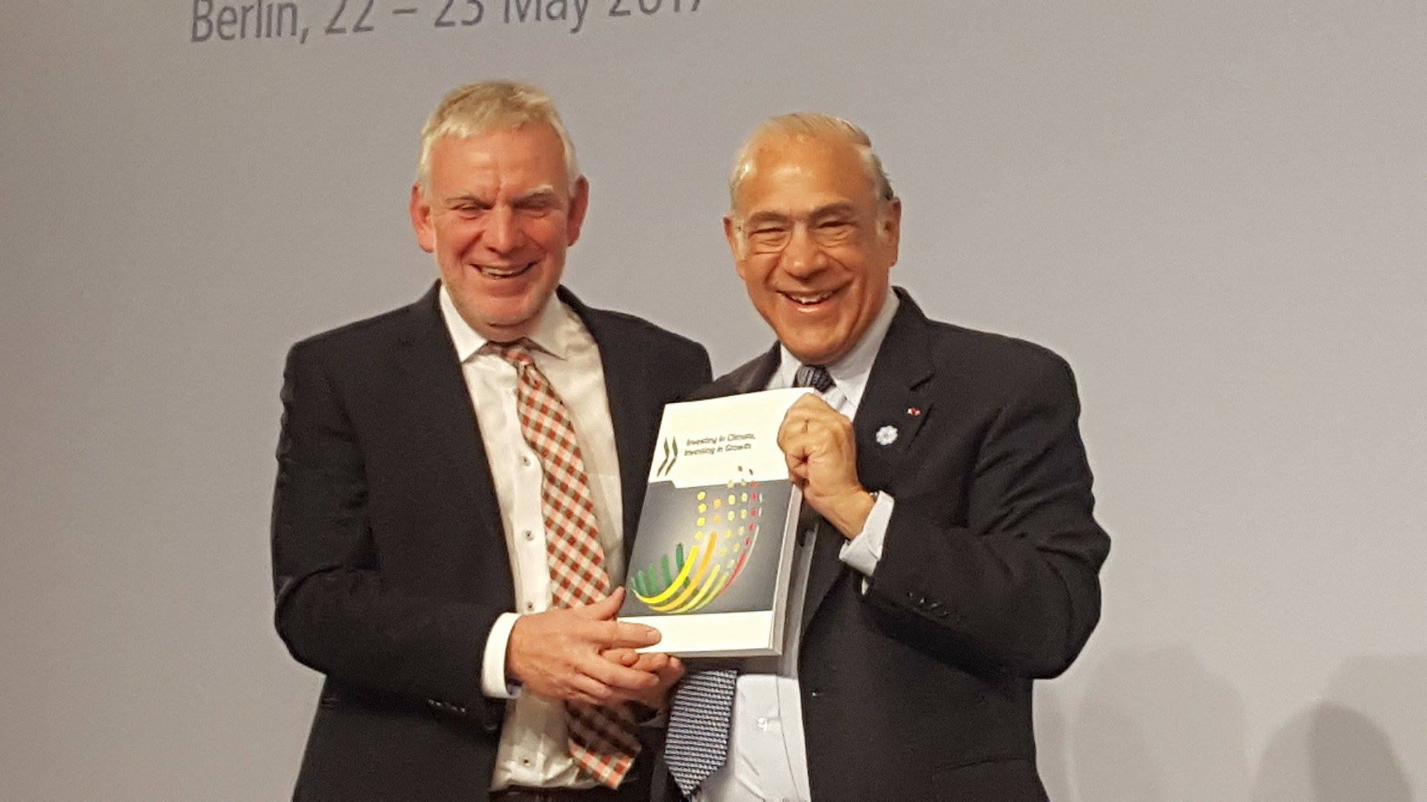 NEW REPORT. German State Secretary Jochen Flasbarth (L) and OECD Secretary General Jose Angel Gurria (R) hold up a copy of the 'Investing in Climate, Investing in Growth' report in a press conference in Berlin, Germany, May 23, 2017. Photo by KD Suarez/Rappler  
