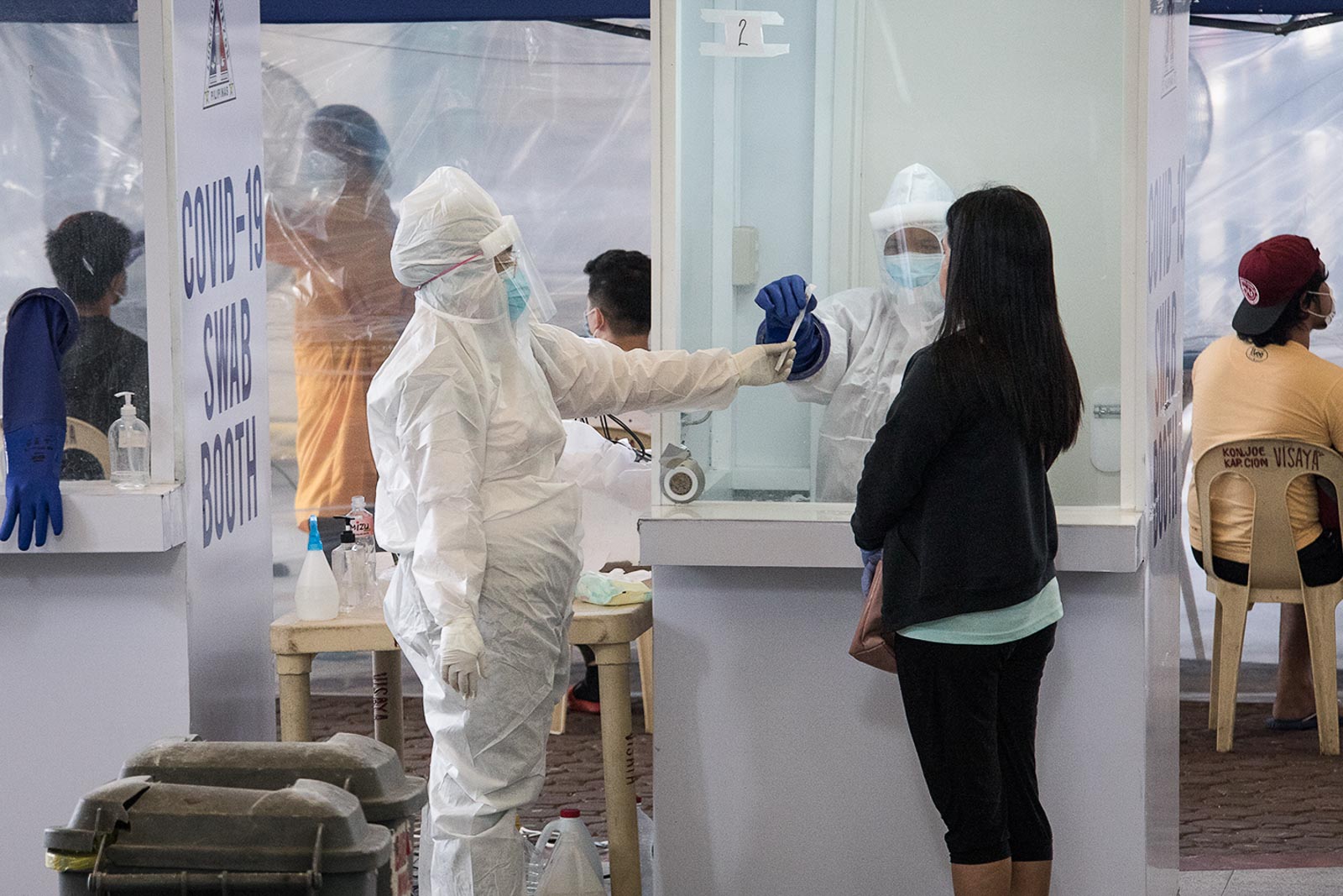 TESTING. Health workers conduct COVID-19 swabbing at the SB Plaza in Novaliches, Quezon City, on May 22, 2020. Photo by Darren Langit/Rappler 