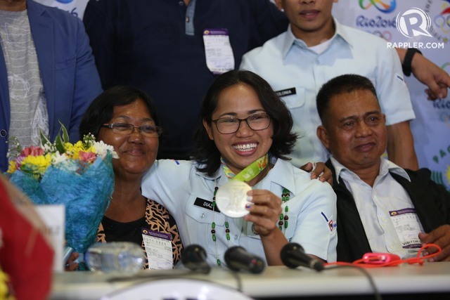 PROUD. Hidilyn Diaz shows her silver medal to the media. Photo by Mary Dela Serna/Rappler 