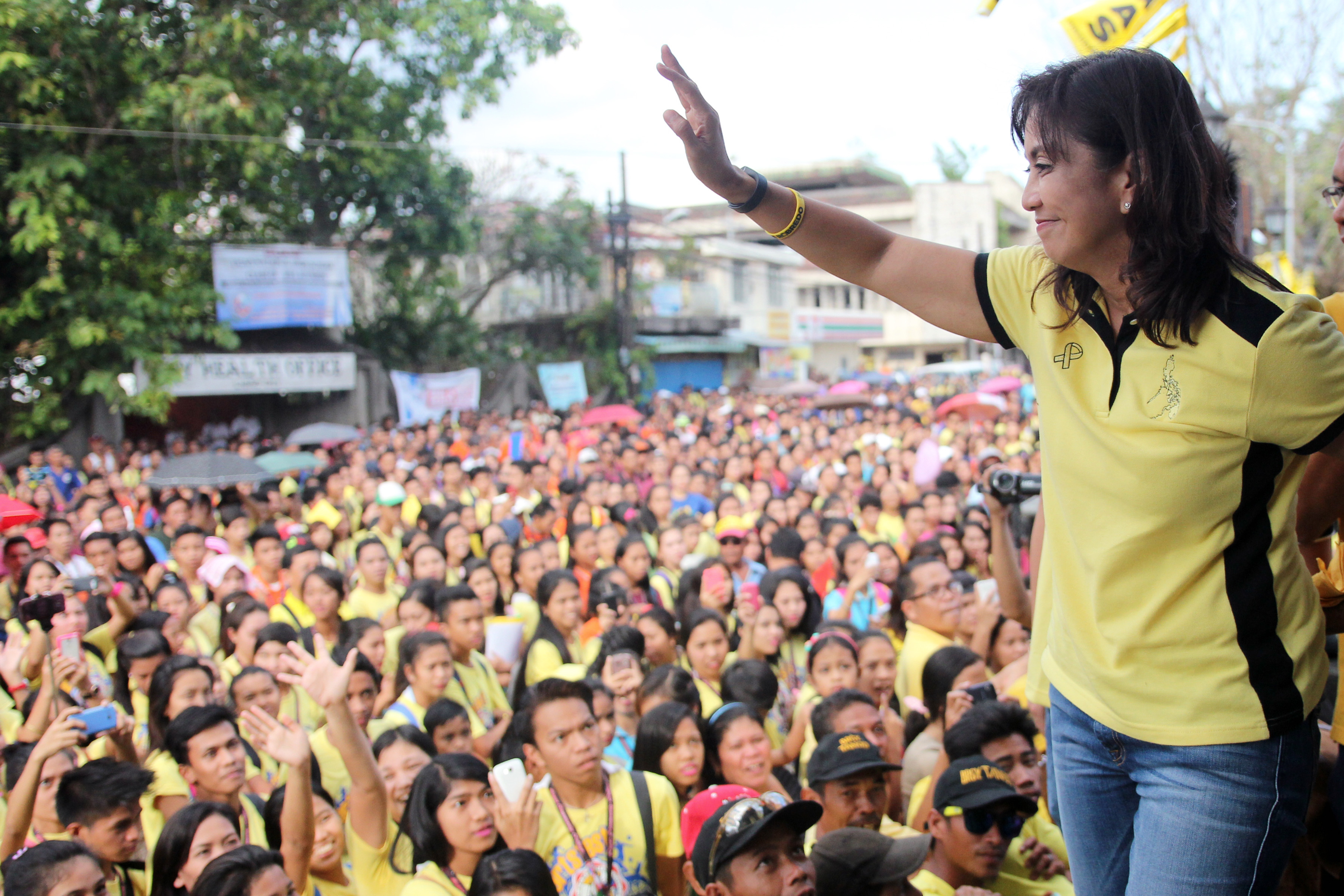 FRONT RUNNER. Administration candidate Leni Robredo greets supporters at a campaign rally in Bicol. File photo by Franz Lopez/Rappler 