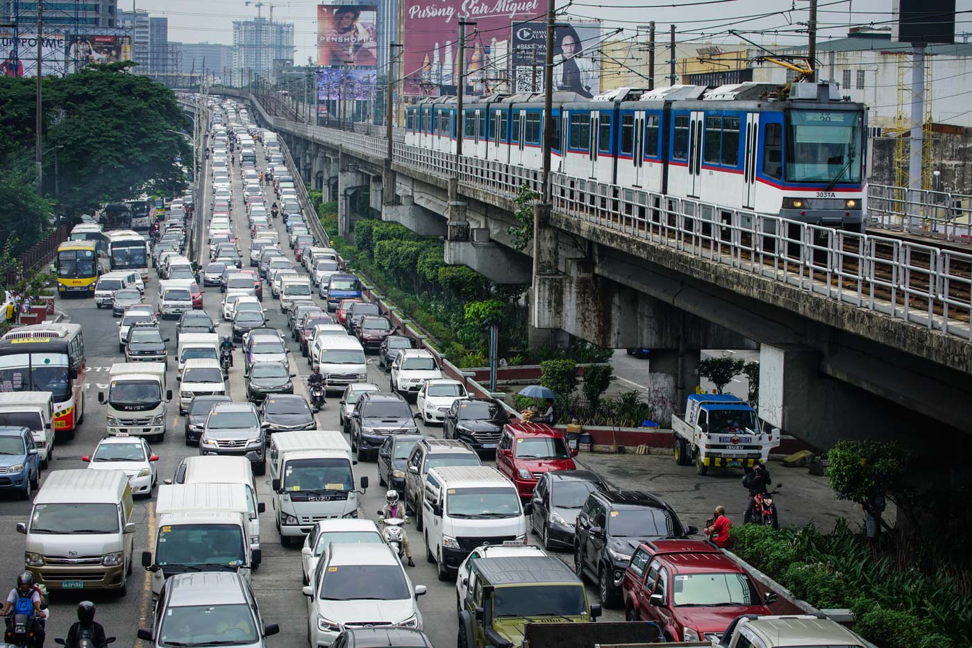 EMERGENCY POWERS. Lawmakers want to give emergency powers to the transportation chief to address the urban traffic problem. File photo by Jire Carreon/Rappler 