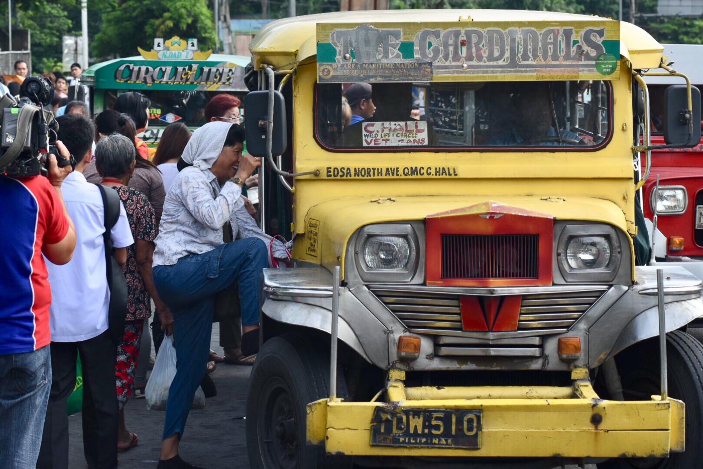 INCREASE. Commuters and jeepneys in Quezon City on July 5, 2018, after the announcement of P1-fare increase. Photo by Angie de Silva/Rappler  