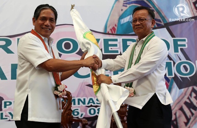 ANTI-DRUG CZAR. Outgoing Philippine Drug Enforcement Agency (PDEA) chief Arturo Cacdac hands over the agency flag to newly-installed PDEA chief Isidro Lapeña during a short ceremony at their office in Quezon City. Photo by Ben Nabong/Rappler  