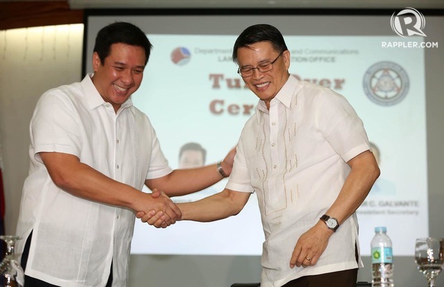 LTO. Newly-installed Land Transportetion Office (LTO) director retired General Edgardo Galvante shakes hands with outgoing LTO director Roberto Cabrera during the turnover ceremony at the LTO main office in Quezon City. Photo by Ben Nabong/Rappler  
