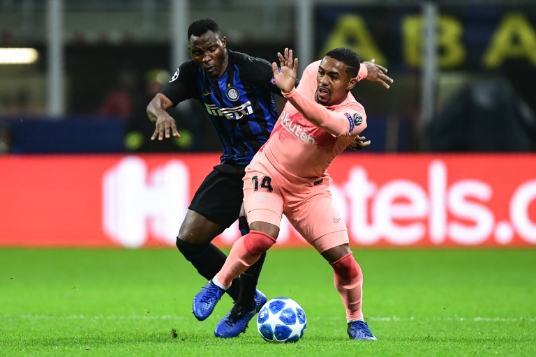 DRAW. Inter Milan's Kwadwo Asamoah (left) and Barcelona's Malcom go for the ball during their UEFA Champions League Group B match. Photo by Miguel Medina/AFP 