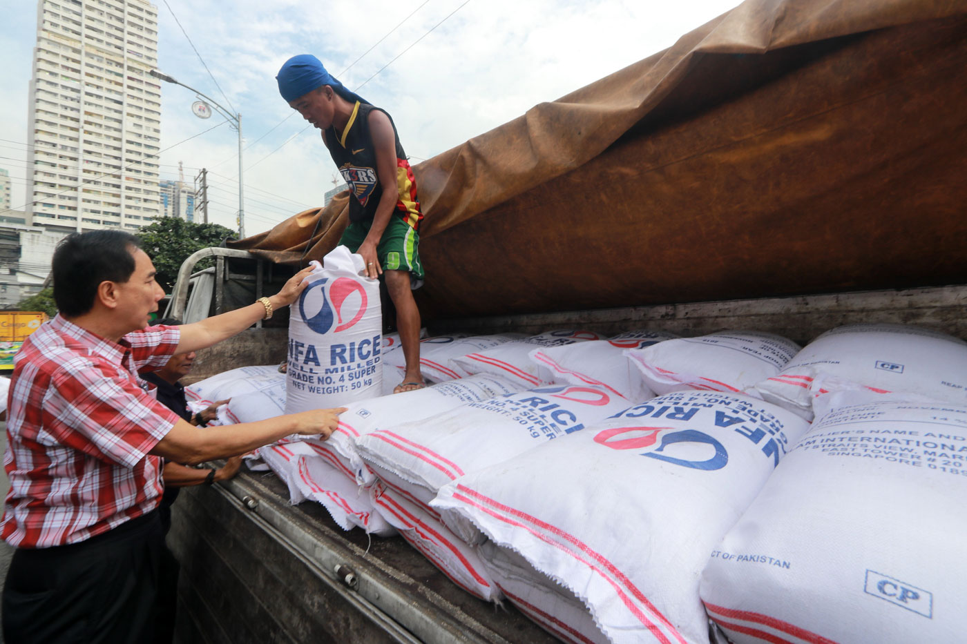 RICE CRISIS. DA Secretary William Dar makes a surprise inspection on stalls selling NFA rice at the San Andres Market in Manila on September 13, 2019. File photo by Ben Nabong/Rappler 