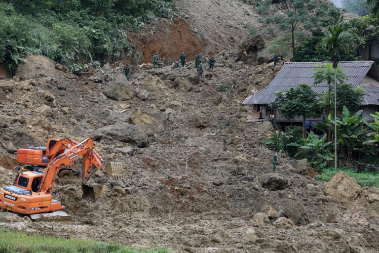 DISASTER. Excavators and rescuers search for bodies of victims at the site of a landslide where 4 families with 18 members were killed in Tan Lac district, northern province of Hoa Binh on October 12, 2017. Photo by Viet Dung/AFP 