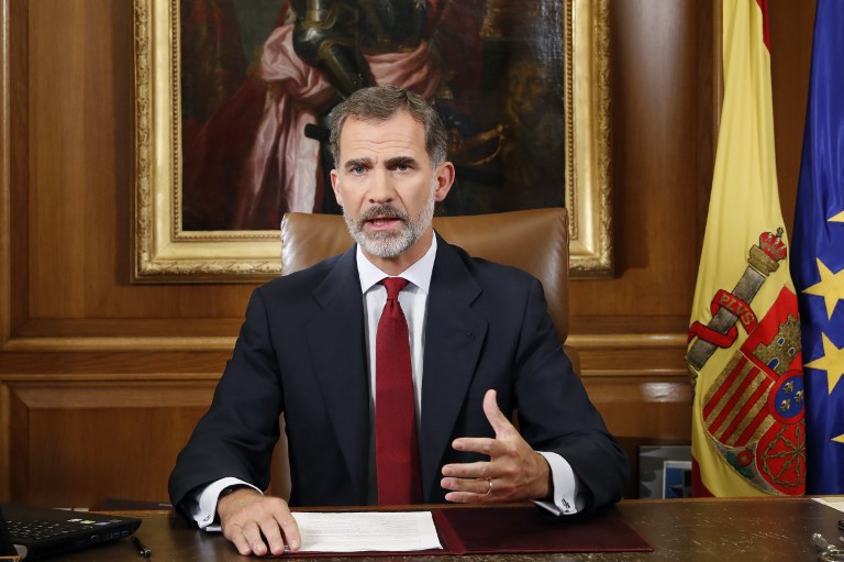 THE KING SPEAKS. This handout picture released on October 3, 2017 by the Spanish Royal House (Casa Real) shows Spain's King Felipe VI addressing the nation on October 3, 2017 in Madrid, as the country grapples with its biggest political crisis in decades over an independence drive in Catalonia. Francisco Gomez/Casa Real/Handout/AFP 