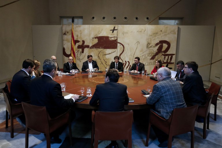 CRISIS MODE. Catalan regional government president Carles Puigdemont (C) chairs a regional government meeting at the Generalitat Palace in Barcelona on October 10, 2017. Pau Barrena/AF{ 