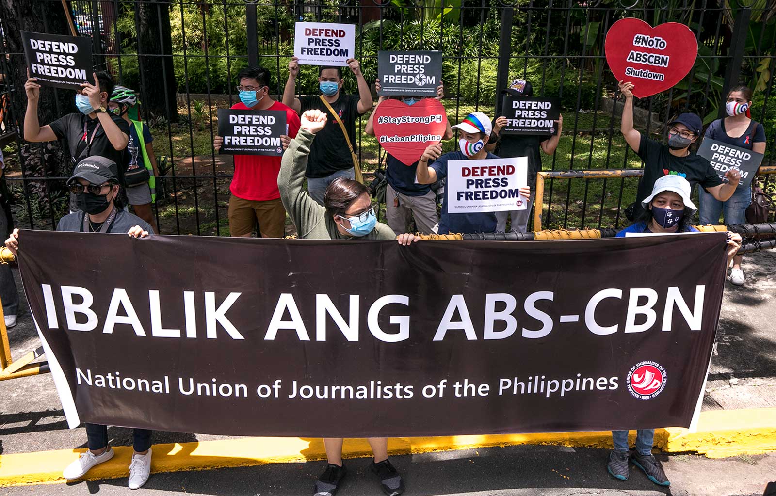 BATTLE FOR PRESS FREEDOM. The National Union of Journalists of the Philippines protests against the shutdown of ABS-CBN. Photo by Darren Langit/Rappler 