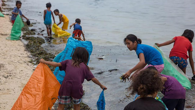 CLEAN-UP. Children often volunteer with Plastic Free Bohol in picking up trash along the coastlines of Bohol. Photo by Ben McCormack