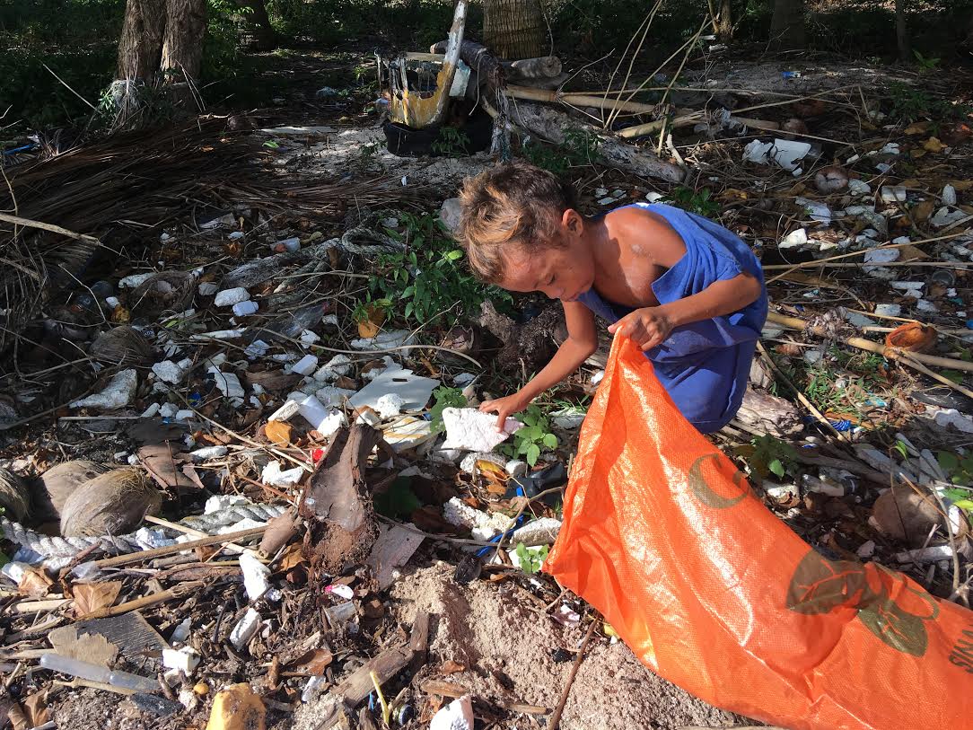 LOCAL VOLUNTEER. A girl helps the group’s clean-up at Doljo Beach, Panglao. Photo by Jam Ungab