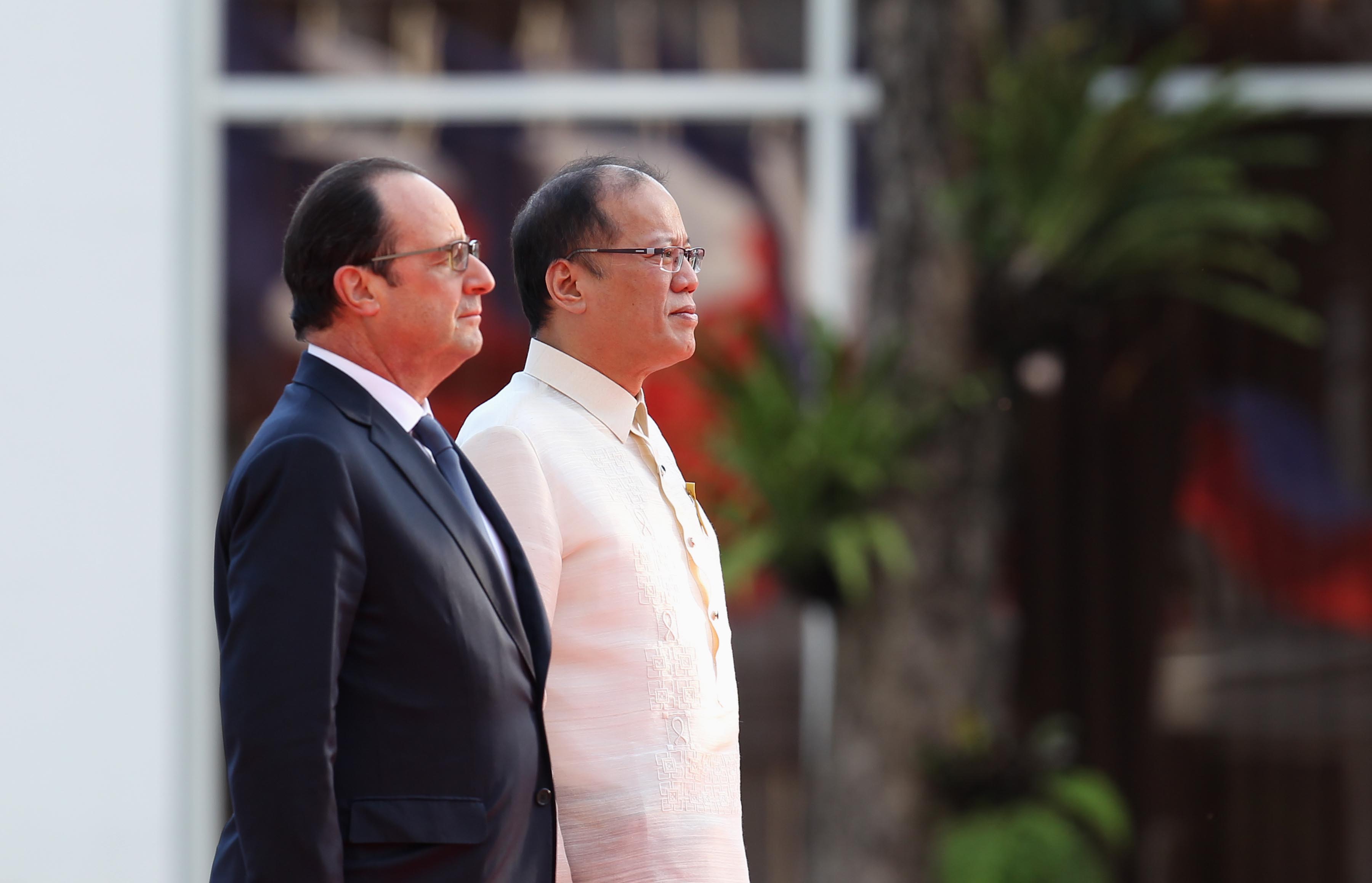 'SHOULDER TO SHOULDER.' President Benigno S. Aquino III and French President François Hollande at the Malacañan Palace Grounds on February 26, 2015. Photo by Robert Viñas/ Malacañang Photo Bureau  
