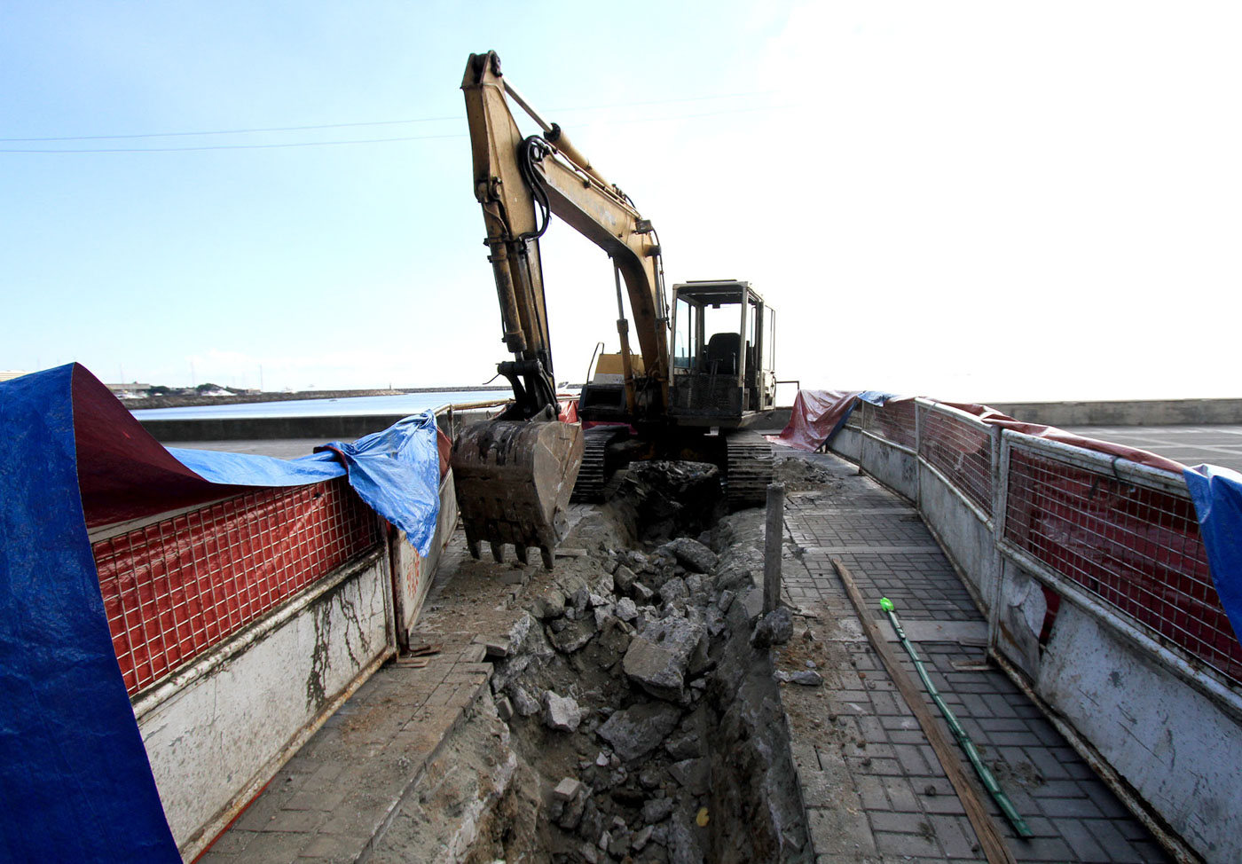 GONE. The DPWH said that it will be constructing a lateral drainage near President Quirino Avenue to reinforce the installation of concrete pipes along the boulevard. Photo by Inoue Jaena/Rappler