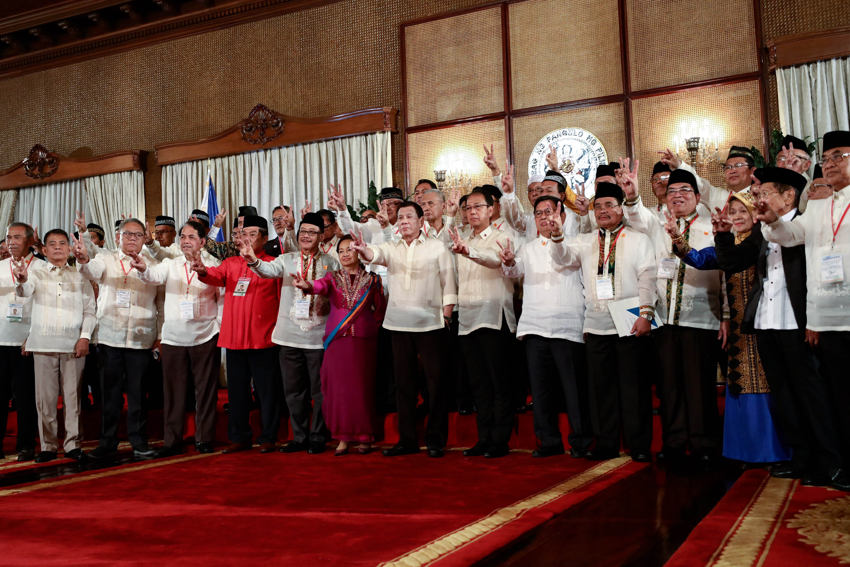 GOVERNANCE CHALLENGES AHEAD. President Rodrigo Duterte flashes the peace sign as he poses for a photo with the members of the Bangsamoro Transition Authority following their oath-taking in Malacañang. Malacañang photo 