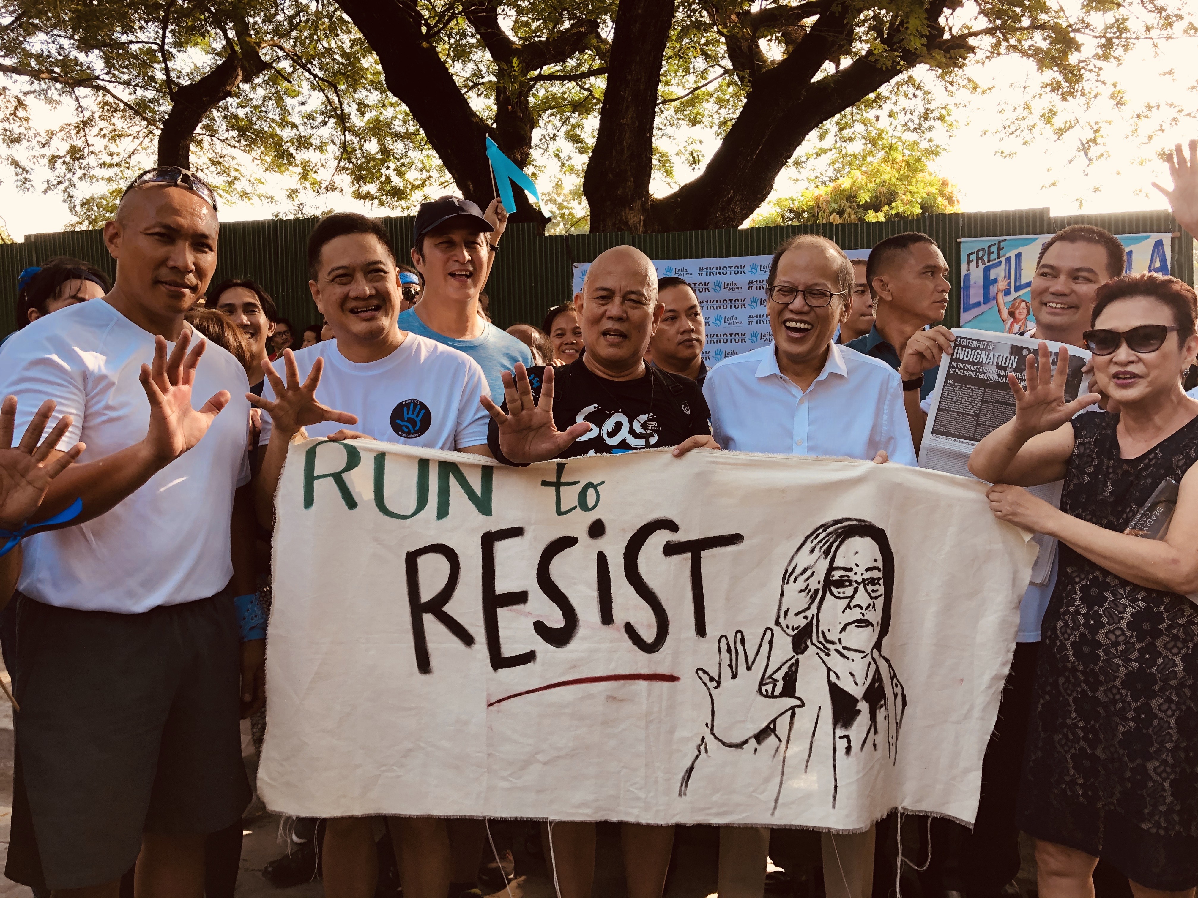 'RUN TO RESIST.' Ex-president Bengino Aquino III (3rd from right) joins Senator Leila de Lima's supporters in calling for her release from jail. Photo by Mara Cepeda/Rappler  