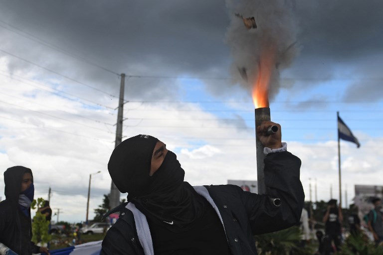 FRESH CLASHES. A man fires a homemade mortar during a protest against Nicaraguan President Daniel Ortega's government in Managua, on July 4, 2018. Photo by Marvin Recinos/AFP 
