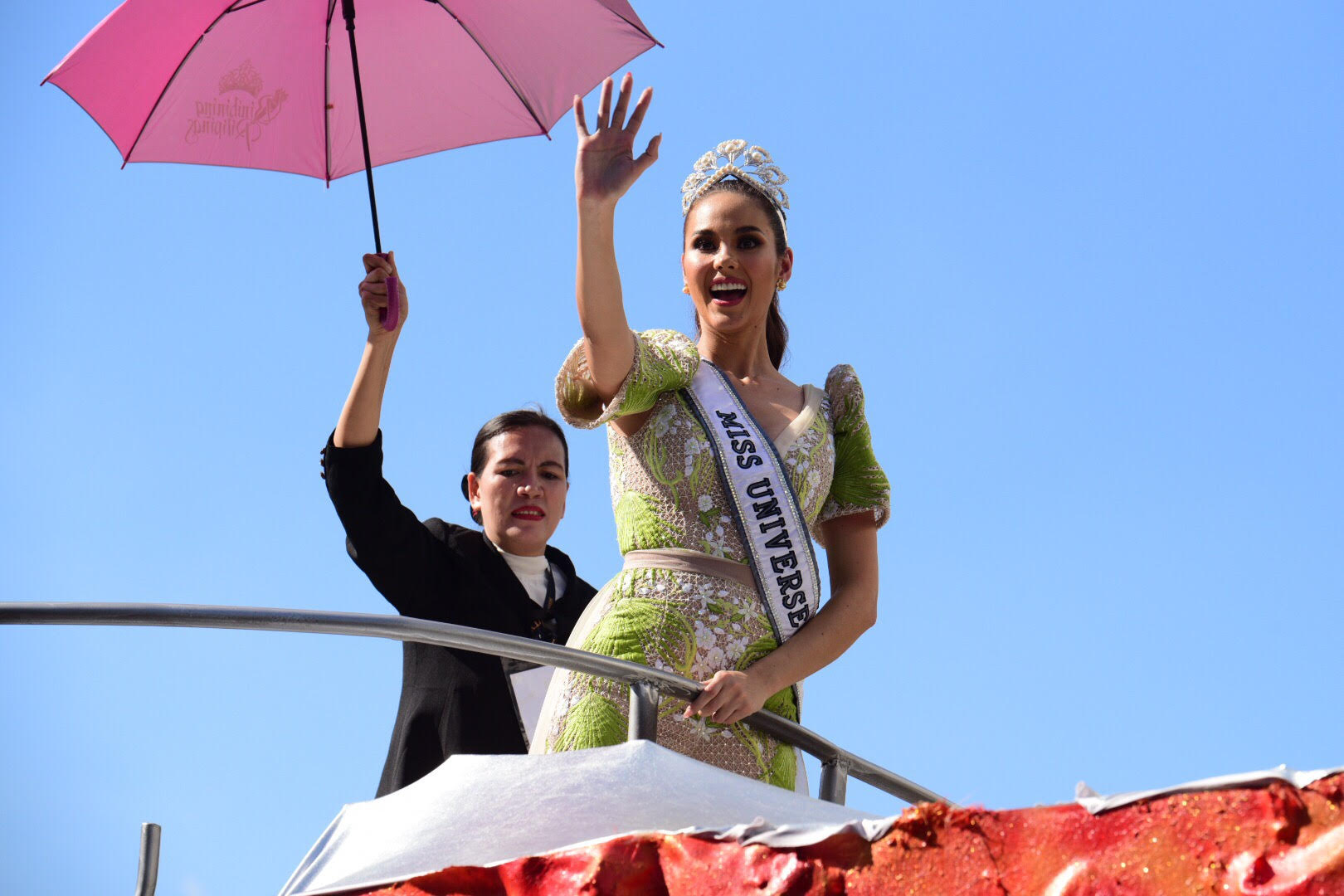 MISS UNIVERSE. Catriona Gray waves to the crowd during her parade in Manila. Photo by Alecs Ongcal/Rappler

 