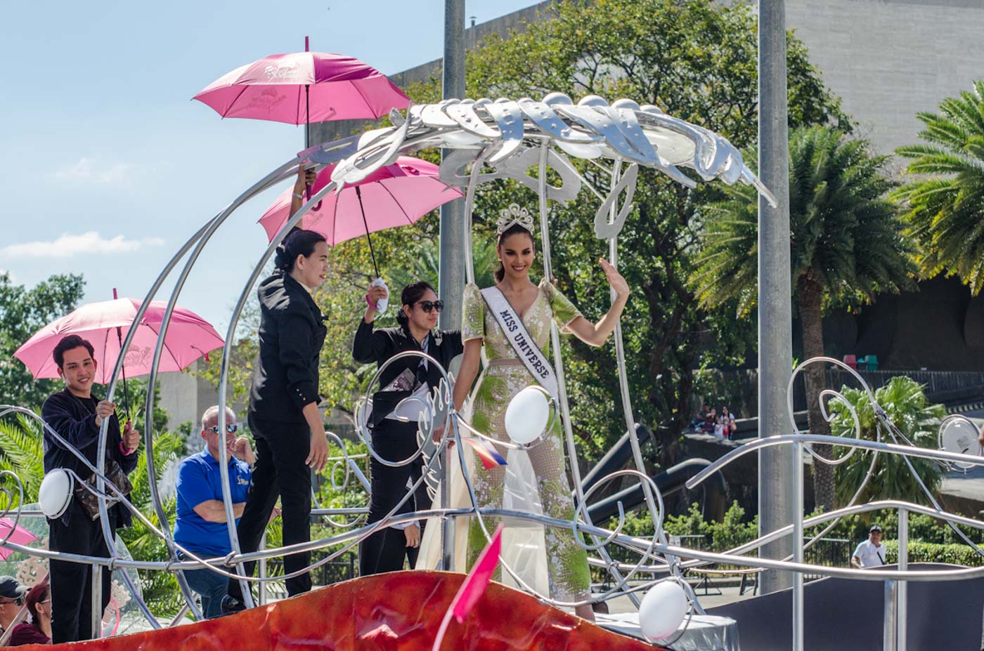READY. Catriona Gray gets ready for the parade. Photo by Rob Reyes/Rappler 