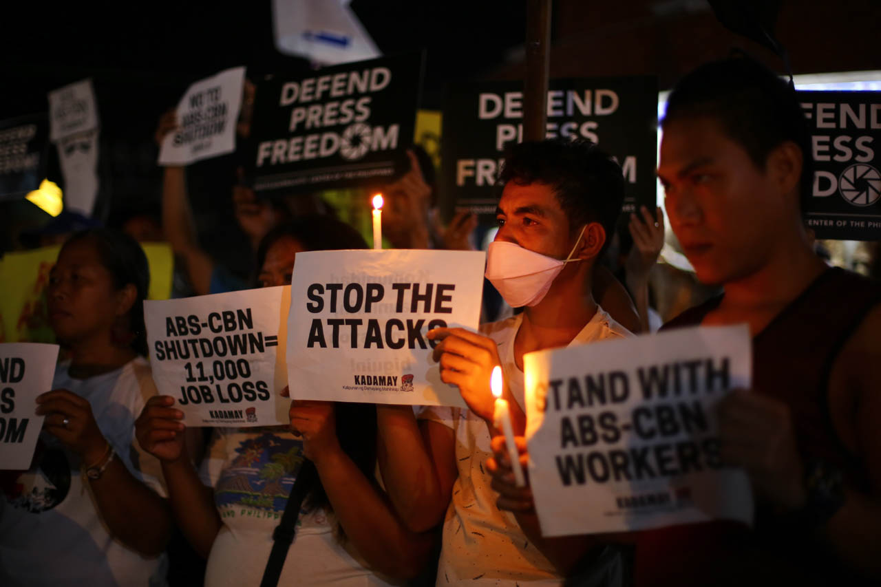 DEFEND PRESS FREEDOM. Members of the media rally in Quezon City to condemn Solicitor General Calida's quo warranto petition pushing to revoke ABS-CBN's broadcasting franchise. Photo by Jire Carreon/Rappler 