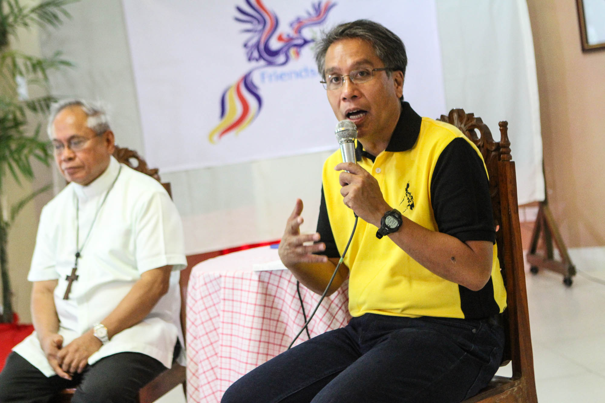 Roxas talks about the peace process in Mindanao during a dialogue with the Friends of Peace at the Clergy House in Cotabato City on Thursday. Photo by Lito Boras/Rappler.com 
