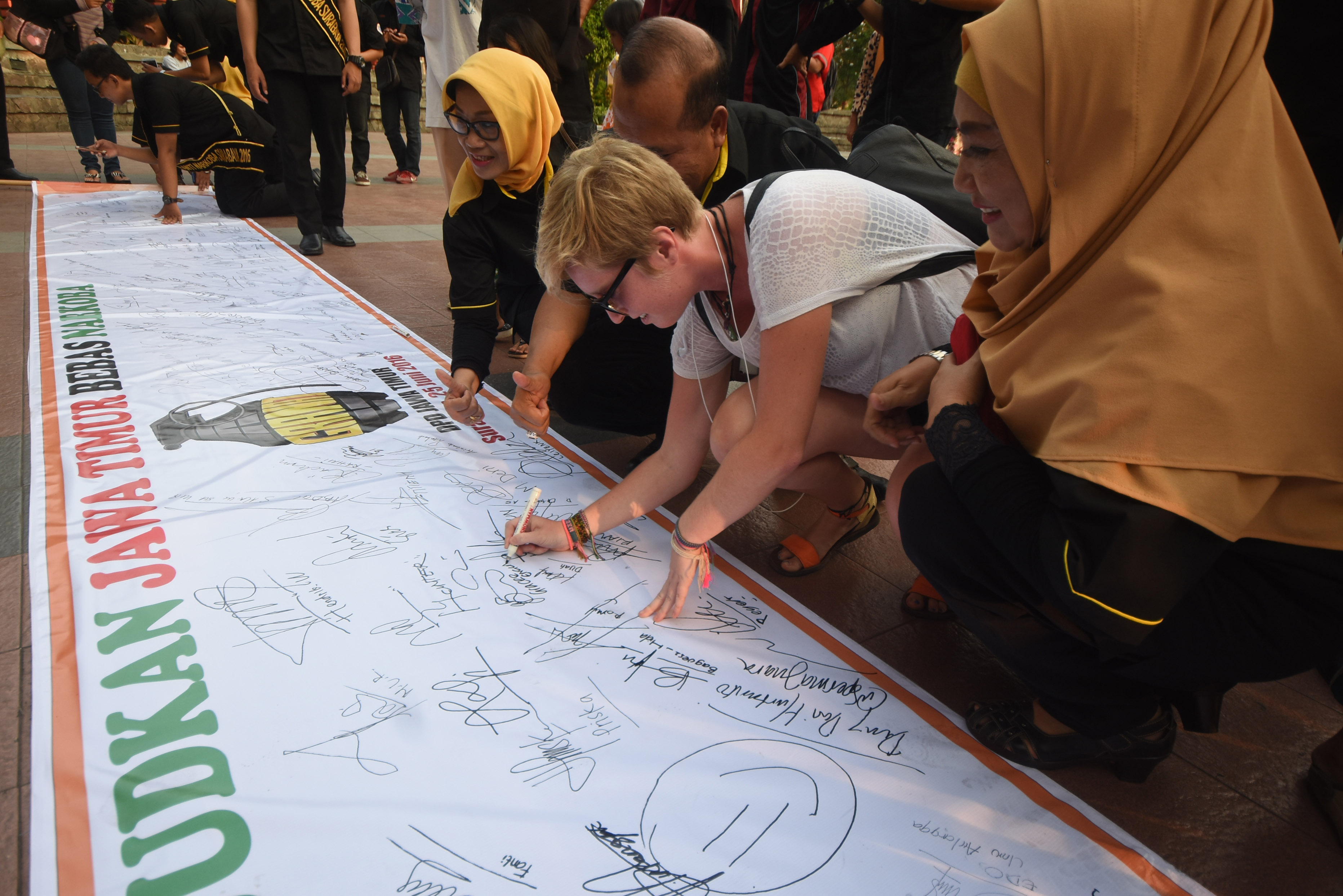 Pengunjung menandatangani petisi Jawa Timur Bebas Narkoba di Surabaya, dalam rangka peringatan Hari Anti Narkotika Internasional pada 25 Juni 2016. Foto oleh M Risyal Hidayat/Antara 