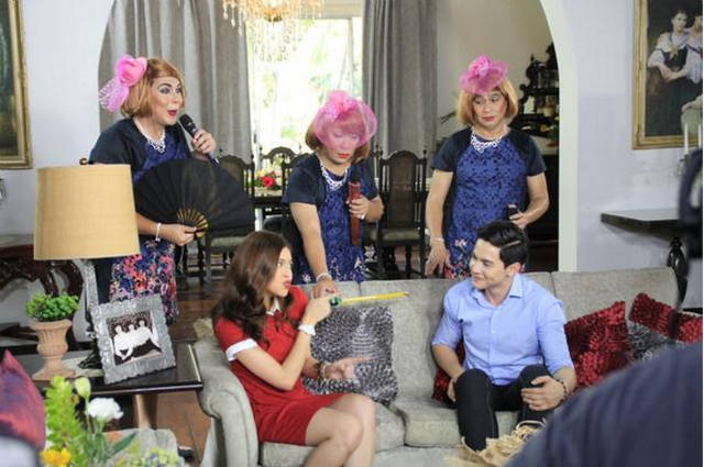 NO TOUCH. Yaya Dub and Alden finally get close with their Lolas watching. Screengrab from Twitter/@eatbulaga   